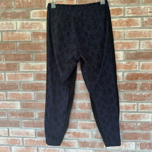 Athleta Brooklyn Jogger Pants Women’s 8 Blue Black Snakeskin Print - Picture 6 of 10